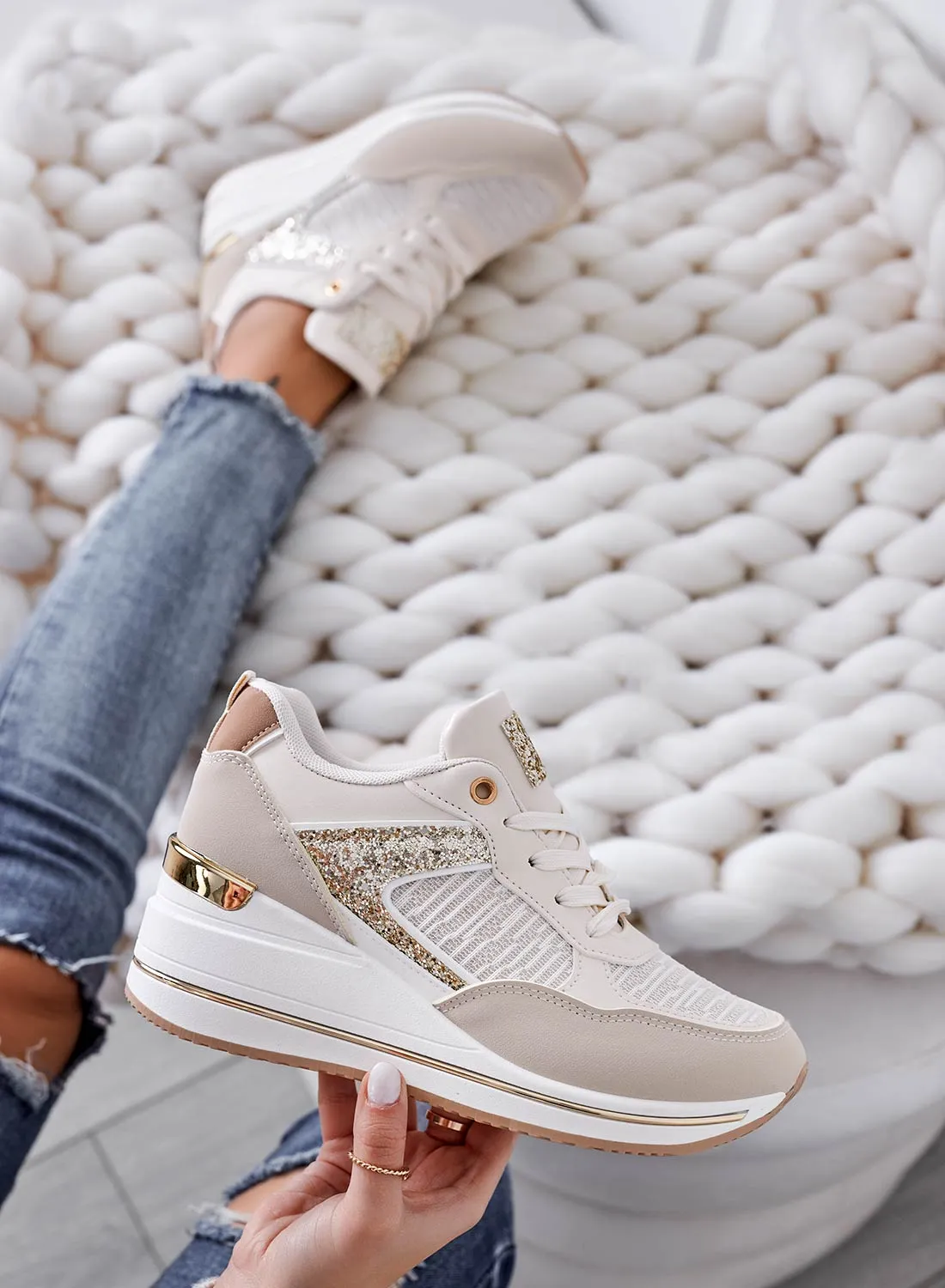 MAGGIE - Sneakers beige con inserti glitter oro