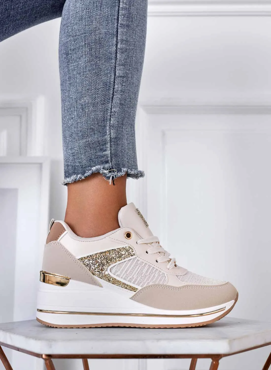 MAGGIE - Sneakers beige con inserti glitter oro