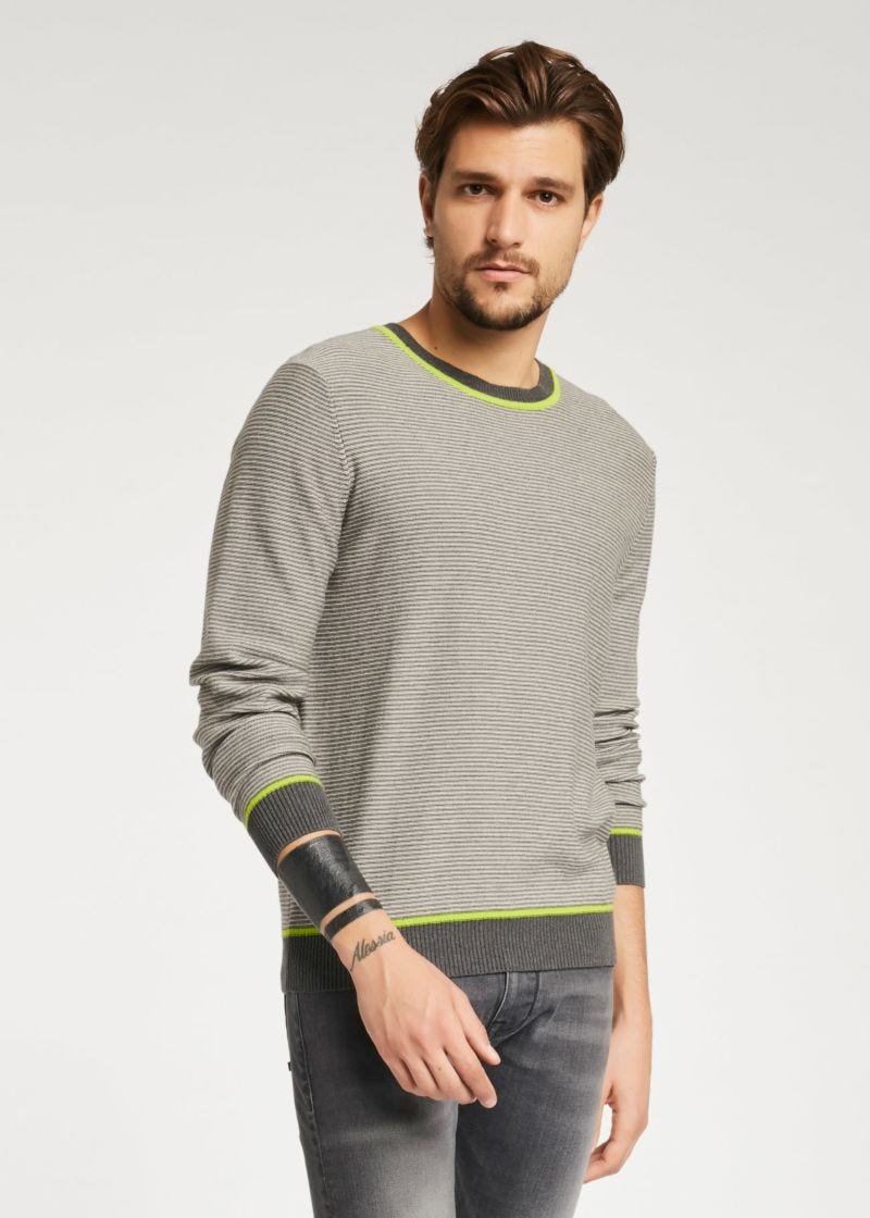 Maglione con intarsi fluo